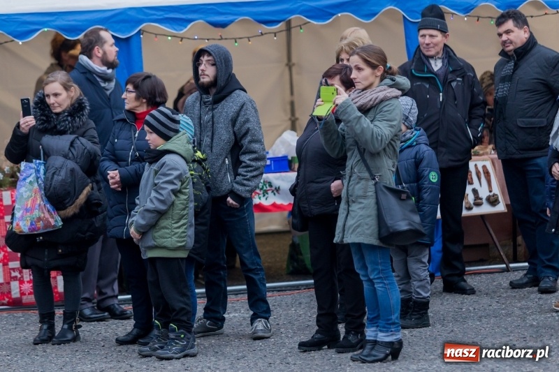 Zdjęcie w galerii na portalu naszraciborz.pl: Boże Narodzenie tuż tuż. Mieszkańcy Krzanowic rozświetlili choinkę na rynku FOTO i WIDEO wiadomości z regionu