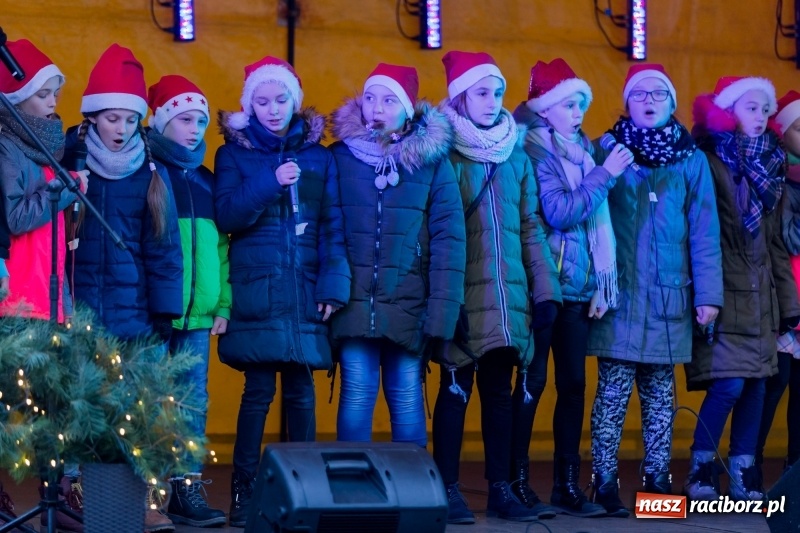 Zdjęcie w galerii na portalu naszraciborz.pl: Boże Narodzenie tuż tuż. Mieszkańcy Krzanowic rozświetlili choinkę na rynku FOTO i WIDEO wiadomości z regionu