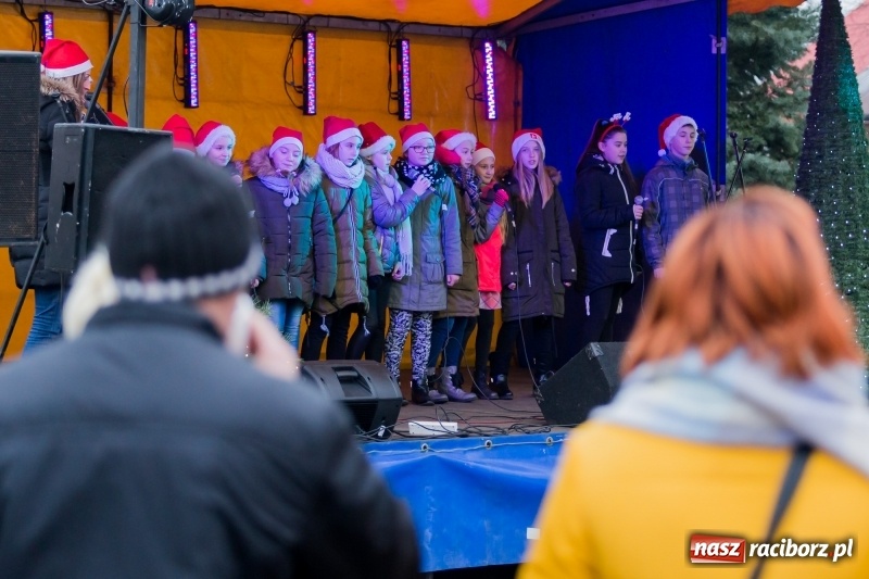 Zdjęcie w galerii na portalu naszraciborz.pl: Boże Narodzenie tuż tuż. Mieszkańcy Krzanowic rozświetlili choinkę na rynku FOTO i WIDEO wiadomości z regionu