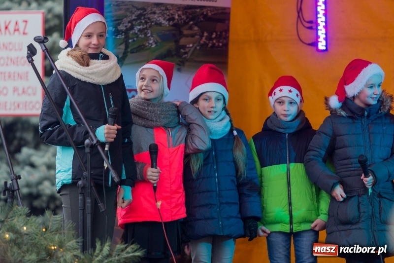 Zdjęcie w galerii na portalu naszraciborz.pl: Boże Narodzenie tuż tuż. Mieszkańcy Krzanowic rozświetlili choinkę na rynku FOTO i WIDEO wiadomości z regionu