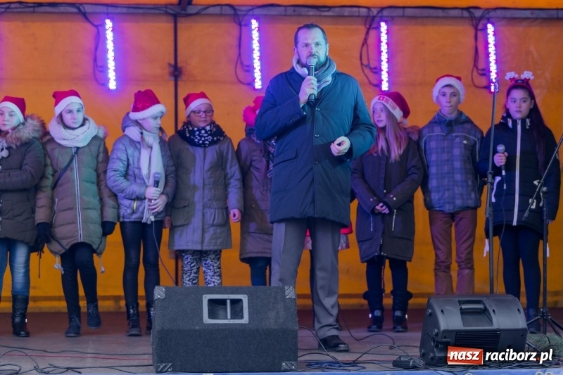 Zdjęcie w galerii na portalu naszraciborz.pl: Boże Narodzenie tuż tuż. Mieszkańcy Krzanowic rozświetlili choinkę na rynku FOTO i WIDEO wiadomości z regionu