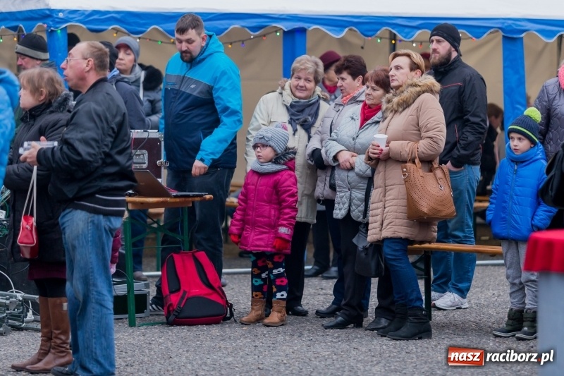 Zdjęcie w galerii na portalu naszraciborz.pl: Boże Narodzenie tuż tuż. Mieszkańcy Krzanowic rozświetlili choinkę na rynku FOTO i WIDEO wiadomości z regionu