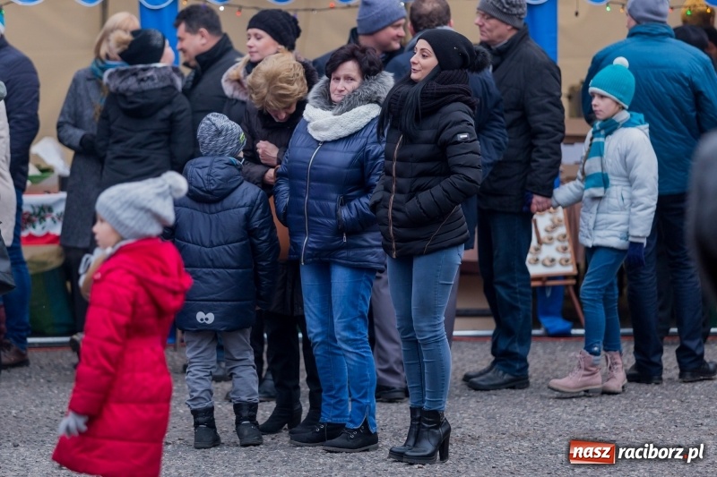 Zdjęcie w galerii na portalu naszraciborz.pl: Boże Narodzenie tuż tuż. Mieszkańcy Krzanowic rozświetlili choinkę na rynku FOTO i WIDEO wiadomości z regionu