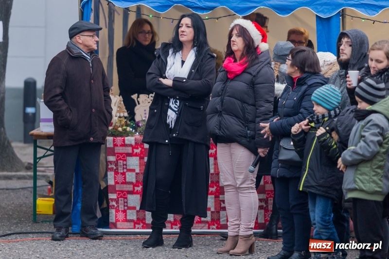 Zdjęcie w galerii na portalu naszraciborz.pl: Boże Narodzenie tuż tuż. Mieszkańcy Krzanowic rozświetlili choinkę na rynku FOTO i WIDEO wiadomości z regionu