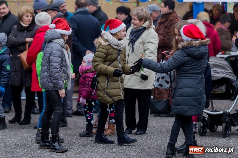 Zdjęcie w galerii na portalu naszraciborz.pl: Boże Narodzenie tuż tuż. Mieszkańcy Krzanowic rozświetlili choinkę na rynku FOTO i WIDEO wiadomości z regionu