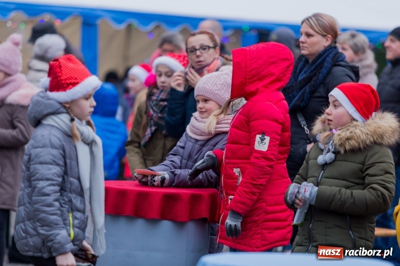 Zdjęcie w galerii na portalu naszraciborz.pl: Boże Narodzenie tuż tuż. Mieszkańcy Krzanowic rozświetlili choinkę na rynku FOTO i WIDEO wiadomości z regionu