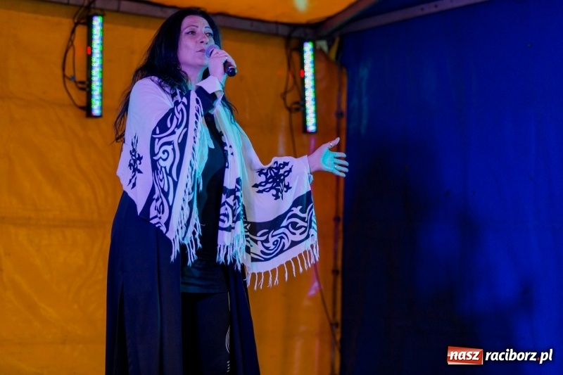 Zdjęcie w galerii na portalu naszraciborz.pl: Boże Narodzenie tuż tuż. Mieszkańcy Krzanowic rozświetlili choinkę na rynku FOTO i WIDEO wiadomości z regionu