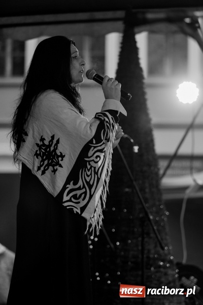 Zdjęcie w galerii na portalu naszraciborz.pl: Boże Narodzenie tuż tuż. Mieszkańcy Krzanowic rozświetlili choinkę na rynku FOTO i WIDEO wiadomości z regionu