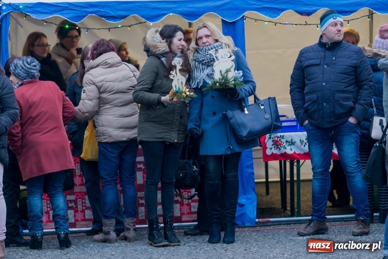 Zdjęcie w galerii na portalu naszraciborz.pl: Boże Narodzenie tuż tuż. Mieszkańcy Krzanowic rozświetlili choinkę na rynku FOTO i WIDEO wiadomości z regionu