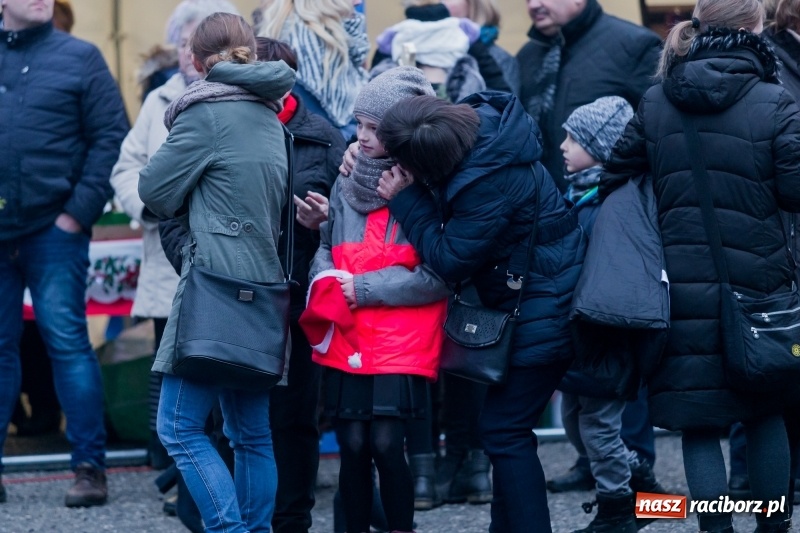 Zdjęcie w galerii na portalu naszraciborz.pl: Boże Narodzenie tuż tuż. Mieszkańcy Krzanowic rozświetlili choinkę na rynku FOTO i WIDEO wiadomości z regionu