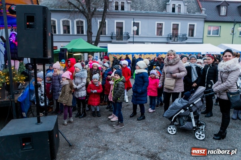 Zdjęcie w galerii na portalu naszraciborz.pl: Boże Narodzenie tuż tuż. Mieszkańcy Krzanowic rozświetlili choinkę na rynku FOTO i WIDEO wiadomości z regionu
