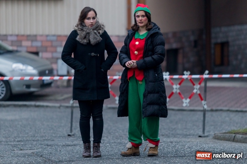 Zdjęcie w galerii na portalu naszraciborz.pl: Boże Narodzenie tuż tuż. Mieszkańcy Krzanowic rozświetlili choinkę na rynku FOTO i WIDEO wiadomości z regionu