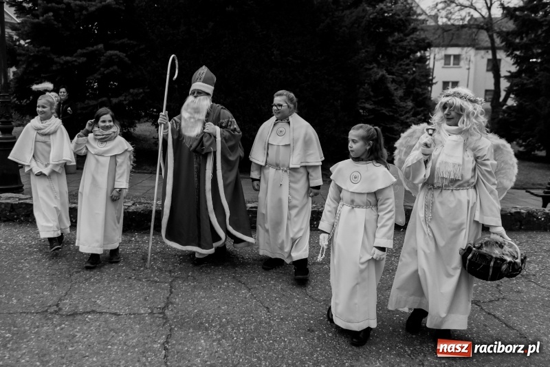 Zdjęcie w galerii na portalu naszraciborz.pl: Boże Narodzenie tuż tuż. Mieszkańcy Krzanowic rozświetlili choinkę na rynku FOTO i WIDEO wiadomości z regionu