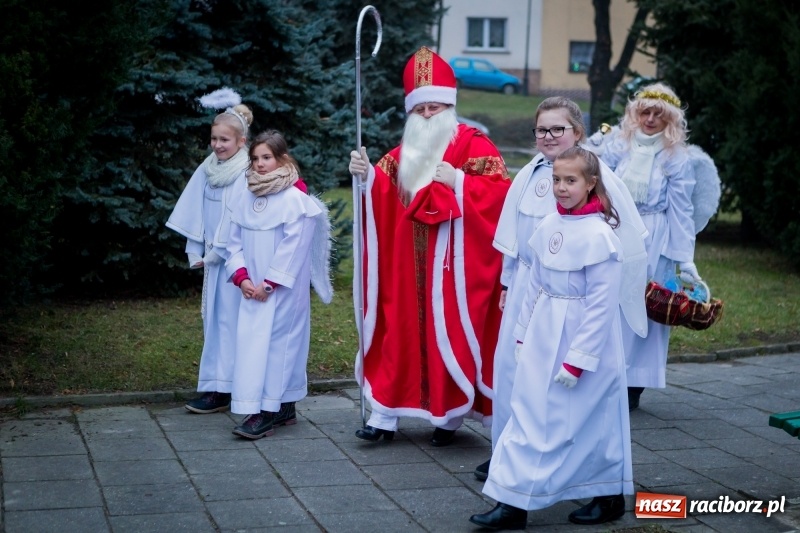 Zdjęcie w galerii na portalu naszraciborz.pl: Boże Narodzenie tuż tuż. Mieszkańcy Krzanowic rozświetlili choinkę na rynku FOTO i WIDEO wiadomości z regionu