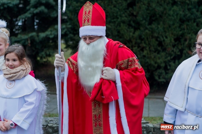 Zdjęcie w galerii na portalu naszraciborz.pl: Boże Narodzenie tuż tuż. Mieszkańcy Krzanowic rozświetlili choinkę na rynku FOTO i WIDEO wiadomości z regionu