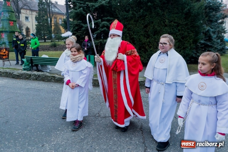 Zdjęcie w galerii na portalu naszraciborz.pl: Boże Narodzenie tuż tuż. Mieszkańcy Krzanowic rozświetlili choinkę na rynku FOTO i WIDEO wiadomości z regionu