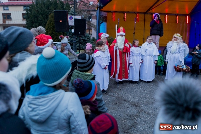Zdjęcie w galerii na portalu naszraciborz.pl: Boże Narodzenie tuż tuż. Mieszkańcy Krzanowic rozświetlili choinkę na rynku FOTO i WIDEO wiadomości z regionu