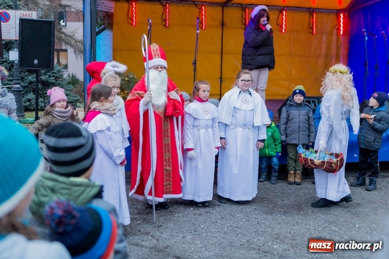 Zdjęcie w galerii na portalu naszraciborz.pl: Boże Narodzenie tuż tuż. Mieszkańcy Krzanowic rozświetlili choinkę na rynku FOTO i WIDEO wiadomości z regionu