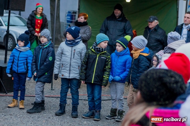 Zdjęcie w galerii na portalu naszraciborz.pl: Boże Narodzenie tuż tuż. Mieszkańcy Krzanowic rozświetlili choinkę na rynku FOTO i WIDEO wiadomości z regionu
