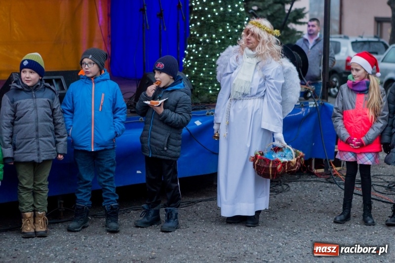 Zdjęcie w galerii na portalu naszraciborz.pl: Boże Narodzenie tuż tuż. Mieszkańcy Krzanowic rozświetlili choinkę na rynku FOTO i WIDEO wiadomości z regionu