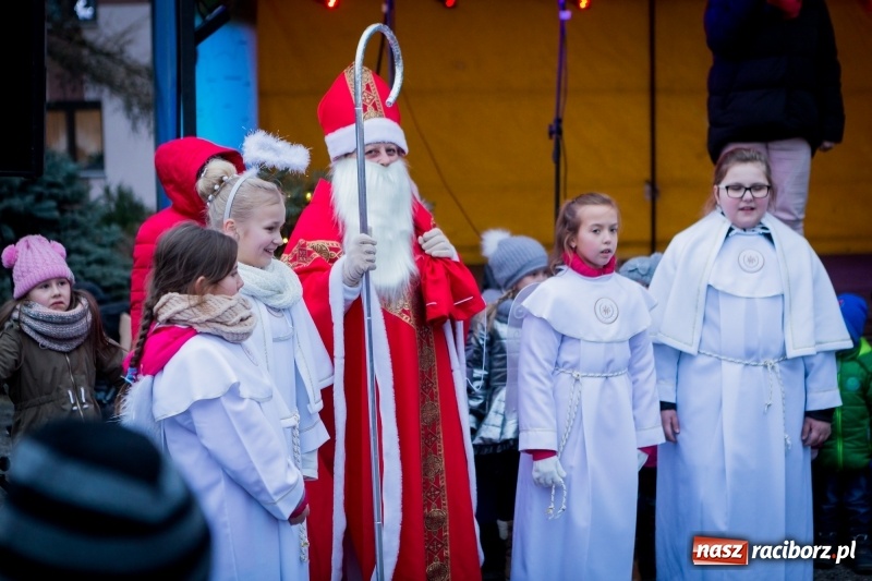 Zdjęcie w galerii na portalu naszraciborz.pl: Boże Narodzenie tuż tuż. Mieszkańcy Krzanowic rozświetlili choinkę na rynku FOTO i WIDEO wiadomości z regionu