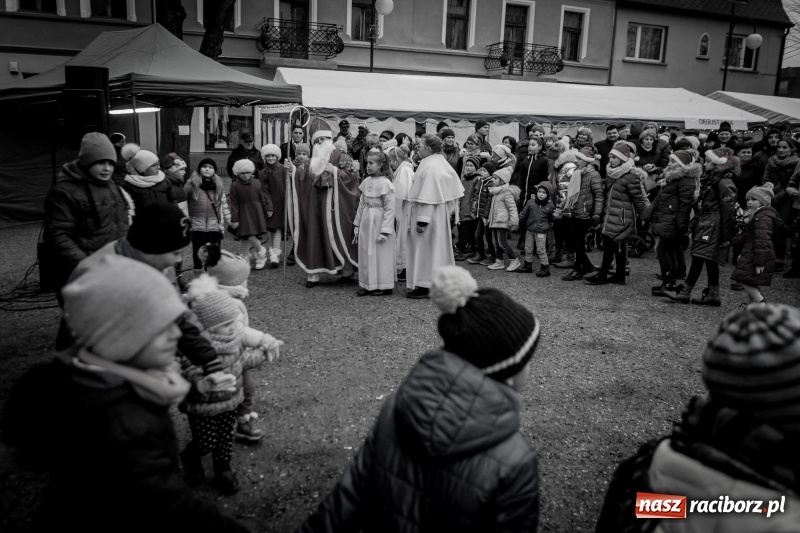Zdjęcie w galerii na portalu naszraciborz.pl: Boże Narodzenie tuż tuż. Mieszkańcy Krzanowic rozświetlili choinkę na rynku FOTO i WIDEO wiadomości z regionu