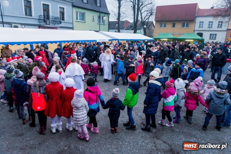 Zdjęcie w galerii na portalu naszraciborz.pl: Boże Narodzenie tuż tuż. Mieszkańcy Krzanowic rozświetlili choinkę na rynku FOTO i WIDEO wiadomości z regionu