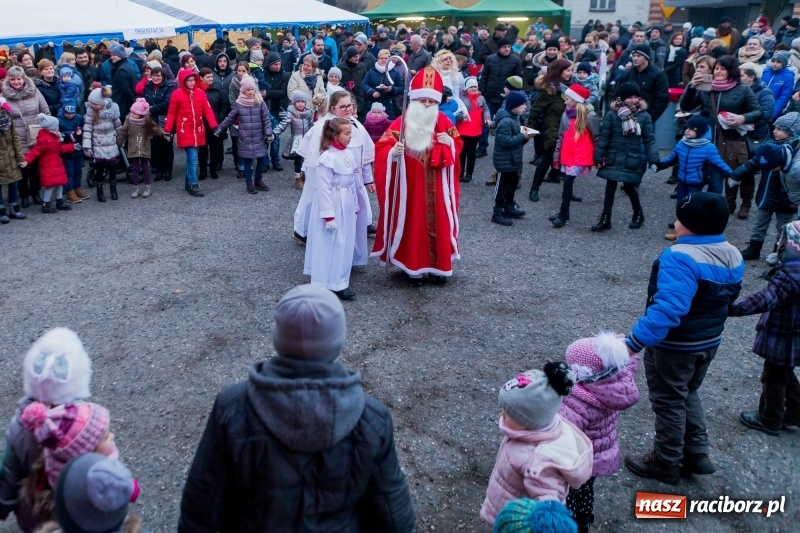 Zdjęcie w galerii na portalu naszraciborz.pl: Boże Narodzenie tuż tuż. Mieszkańcy Krzanowic rozświetlili choinkę na rynku FOTO i WIDEO wiadomości z regionu