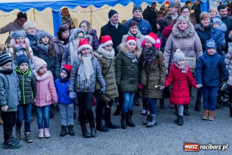 Zdjęcie w galerii na portalu naszraciborz.pl: Boże Narodzenie tuż tuż. Mieszkańcy Krzanowic rozświetlili choinkę na rynku FOTO i WIDEO wiadomości z regionu