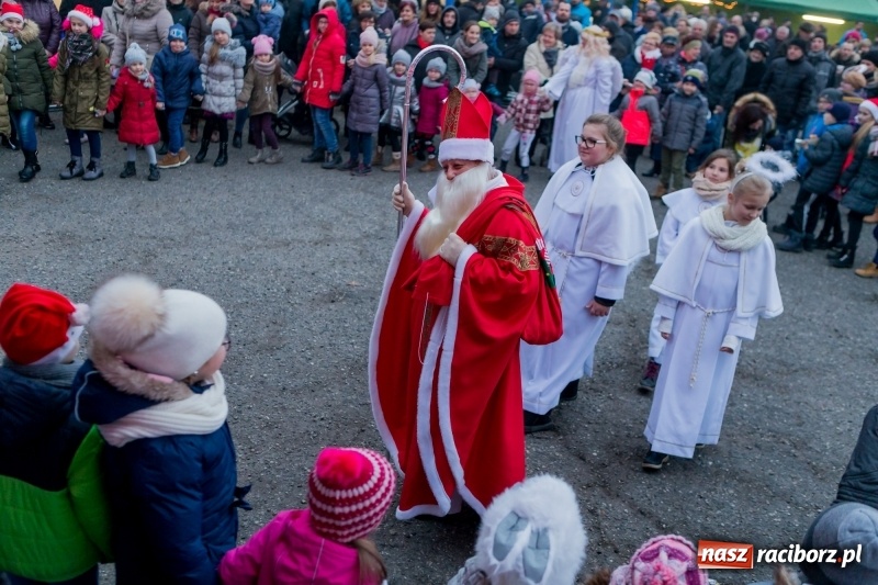 Zdjęcie w galerii na portalu naszraciborz.pl: Boże Narodzenie tuż tuż. Mieszkańcy Krzanowic rozświetlili choinkę na rynku FOTO i WIDEO wiadomości z regionu