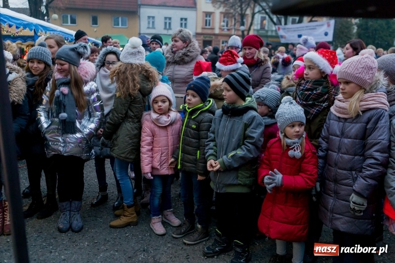 Zdjęcie w galerii na portalu naszraciborz.pl: Boże Narodzenie tuż tuż. Mieszkańcy Krzanowic rozświetlili choinkę na rynku FOTO i WIDEO wiadomości z regionu
