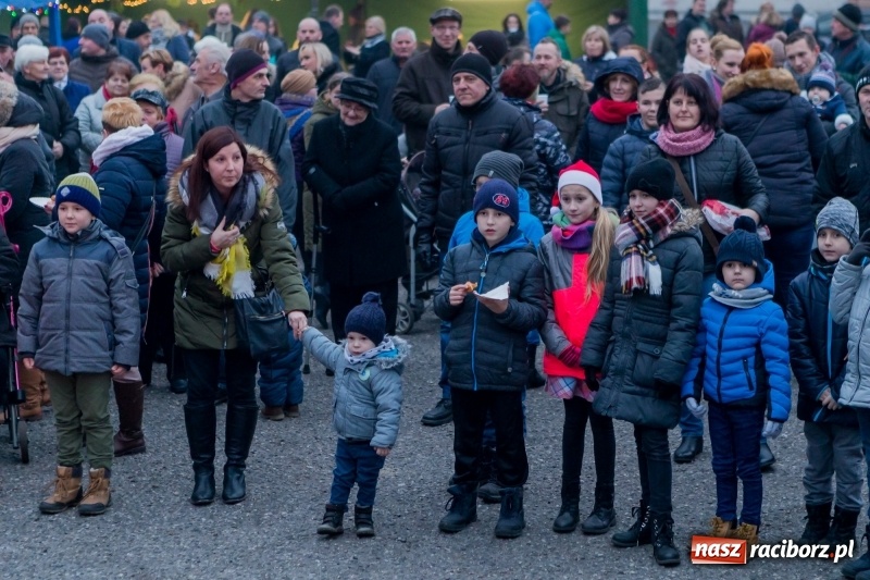 Zdjęcie w galerii na portalu naszraciborz.pl: Boże Narodzenie tuż tuż. Mieszkańcy Krzanowic rozświetlili choinkę na rynku FOTO i WIDEO wiadomości z regionu