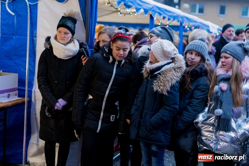 Zdjęcie w galerii na portalu naszraciborz.pl: Boże Narodzenie tuż tuż. Mieszkańcy Krzanowic rozświetlili choinkę na rynku FOTO i WIDEO wiadomości z regionu