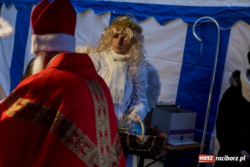 Zdjęcie w galerii na portalu naszraciborz.pl: Boże Narodzenie tuż tuż. Mieszkańcy Krzanowic rozświetlili choinkę na rynku FOTO i WIDEO wiadomości z regionu
