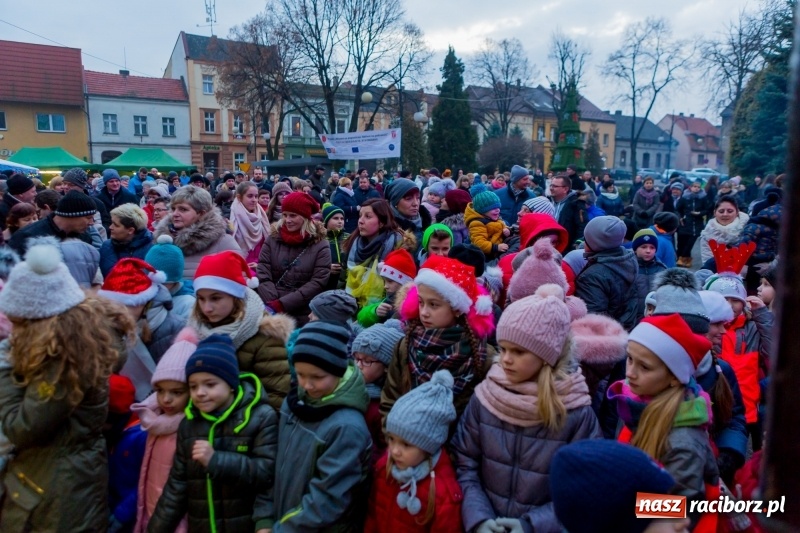 Zdjęcie w galerii na portalu naszraciborz.pl: Boże Narodzenie tuż tuż. Mieszkańcy Krzanowic rozświetlili choinkę na rynku FOTO i WIDEO wiadomości z regionu