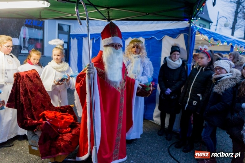 Zdjęcie w galerii na portalu naszraciborz.pl: Boże Narodzenie tuż tuż. Mieszkańcy Krzanowic rozświetlili choinkę na rynku FOTO i WIDEO wiadomości z regionu