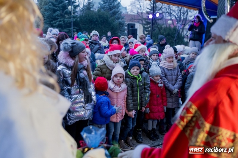 Zdjęcie w galerii na portalu naszraciborz.pl: Boże Narodzenie tuż tuż. Mieszkańcy Krzanowic rozświetlili choinkę na rynku FOTO i WIDEO wiadomości z regionu