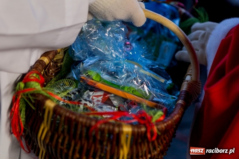 Zdjęcie w galerii na portalu naszraciborz.pl: Boże Narodzenie tuż tuż. Mieszkańcy Krzanowic rozświetlili choinkę na rynku FOTO i WIDEO wiadomości z regionu