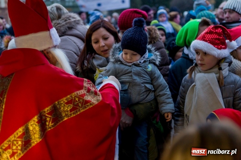 Zdjęcie w galerii na portalu naszraciborz.pl: Boże Narodzenie tuż tuż. Mieszkańcy Krzanowic rozświetlili choinkę na rynku FOTO i WIDEO wiadomości z regionu