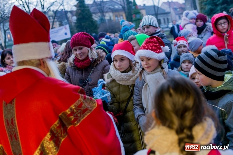 Zdjęcie w galerii na portalu naszraciborz.pl: Boże Narodzenie tuż tuż. Mieszkańcy Krzanowic rozświetlili choinkę na rynku FOTO i WIDEO wiadomości z regionu