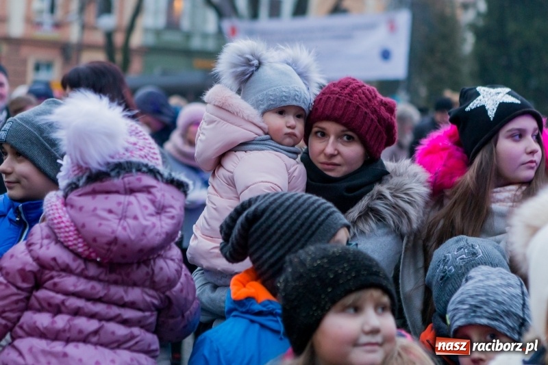 Zdjęcie w galerii na portalu naszraciborz.pl: Boże Narodzenie tuż tuż. Mieszkańcy Krzanowic rozświetlili choinkę na rynku FOTO i WIDEO wiadomości z regionu