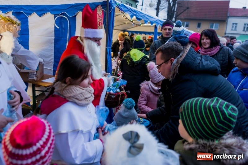 Zdjęcie w galerii na portalu naszraciborz.pl: Boże Narodzenie tuż tuż. Mieszkańcy Krzanowic rozświetlili choinkę na rynku FOTO i WIDEO wiadomości z regionu