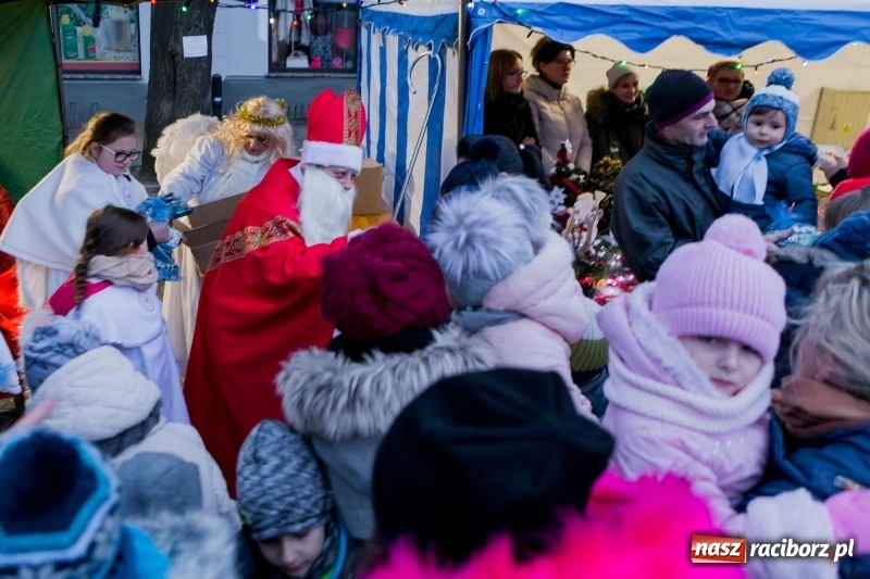 Zdjęcie w galerii na portalu naszraciborz.pl: Boże Narodzenie tuż tuż. Mieszkańcy Krzanowic rozświetlili choinkę na rynku FOTO i WIDEO wiadomości z regionu
