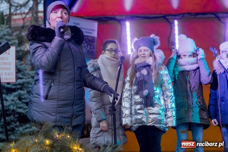 Zdjęcie w galerii na portalu naszraciborz.pl: Boże Narodzenie tuż tuż. Mieszkańcy Krzanowic rozświetlili choinkę na rynku FOTO i WIDEO wiadomości z regionu