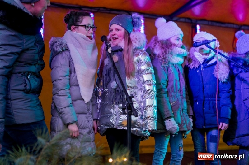 Zdjęcie w galerii na portalu naszraciborz.pl: Boże Narodzenie tuż tuż. Mieszkańcy Krzanowic rozświetlili choinkę na rynku FOTO i WIDEO wiadomości z regionu