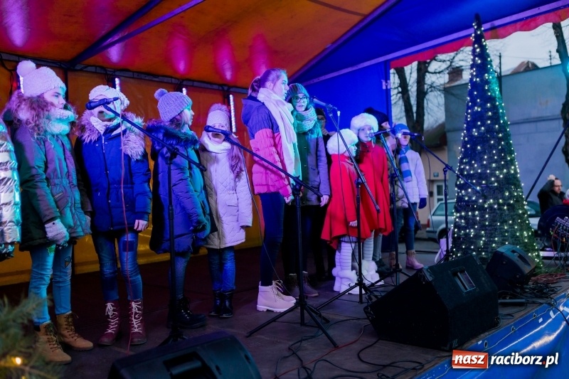 Zdjęcie w galerii na portalu naszraciborz.pl: Boże Narodzenie tuż tuż. Mieszkańcy Krzanowic rozświetlili choinkę na rynku FOTO i WIDEO wiadomości z regionu