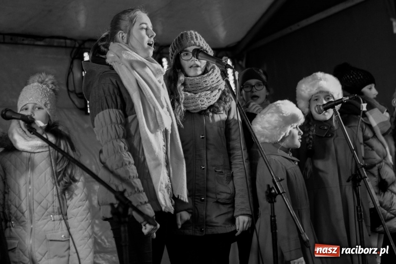 Zdjęcie w galerii na portalu naszraciborz.pl: Boże Narodzenie tuż tuż. Mieszkańcy Krzanowic rozświetlili choinkę na rynku FOTO i WIDEO wiadomości z regionu