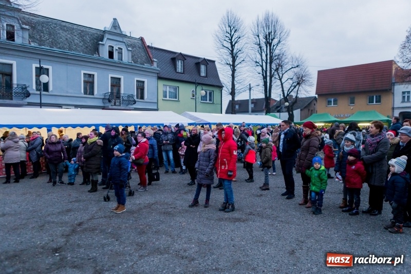 Zdjęcie w galerii na portalu naszraciborz.pl: Boże Narodzenie tuż tuż. Mieszkańcy Krzanowic rozświetlili choinkę na rynku FOTO i WIDEO wiadomości z regionu