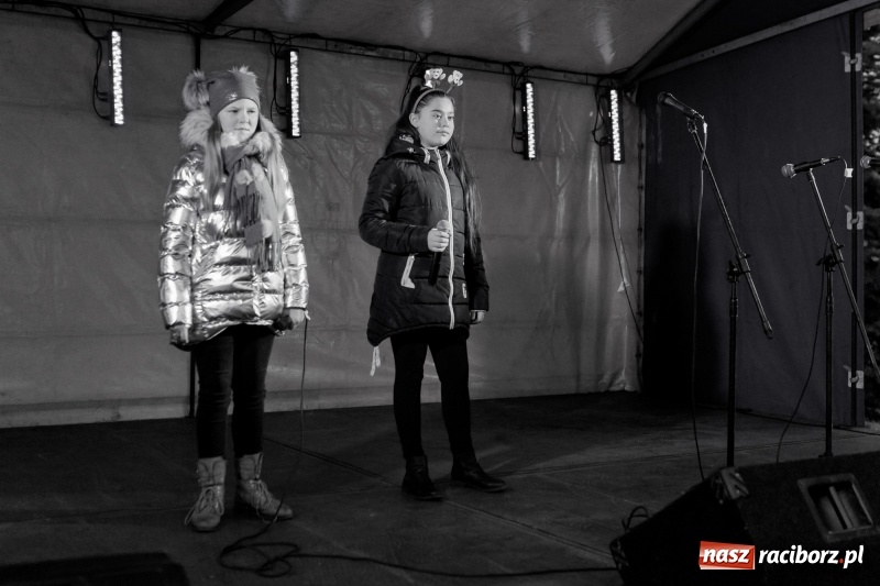 Zdjęcie w galerii na portalu naszraciborz.pl: Boże Narodzenie tuż tuż. Mieszkańcy Krzanowic rozświetlili choinkę na rynku FOTO i WIDEO wiadomości z regionu