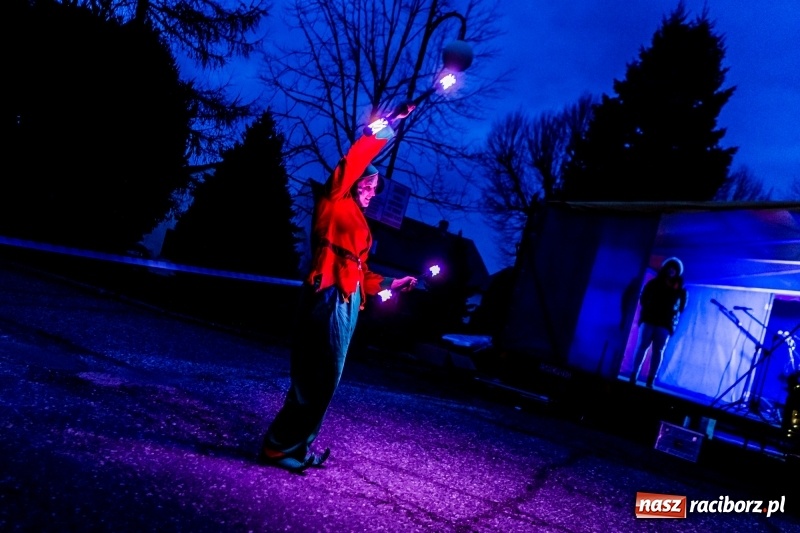 Zdjęcie w galerii na portalu naszraciborz.pl: Boże Narodzenie tuż tuż. Mieszkańcy Krzanowic rozświetlili choinkę na rynku FOTO i WIDEO wiadomości z regionu